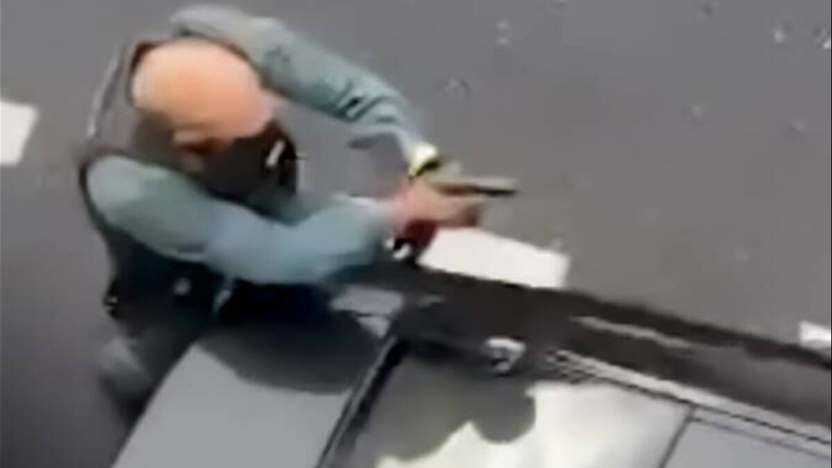 Un guardia civil con la pistola Ramon durante una intervención en Toledo
