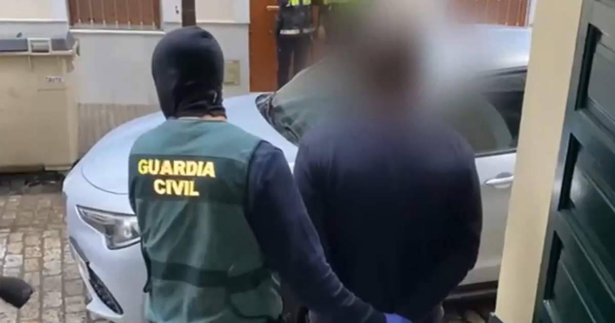 La Guardia Civil, deteniendo a Antonio Tejado.