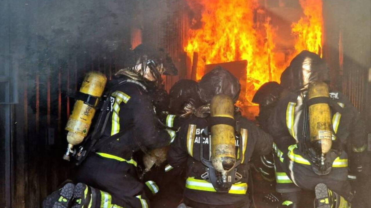 Intervención de los bomberos de Jaén en un incendio.