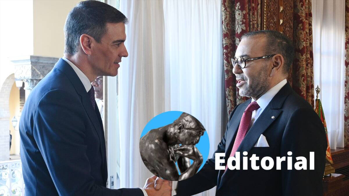 El presidente del Gobierno, Pedro Sánchez, y el rey de Marruecos, Mohamed VI, se saludan durante su última reunión en Rabat.