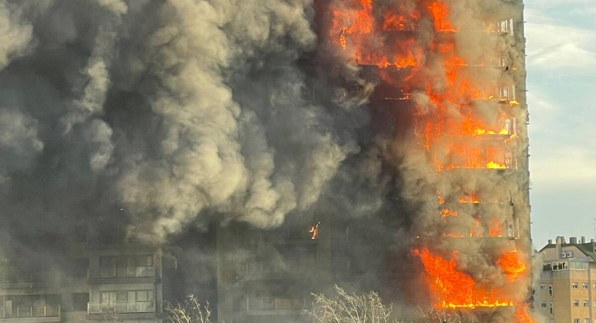 Imagen del incendio que ha afectado a un bloque de 137 viviendas en el barrio de Nou Campanar 