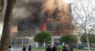 Un gran incendio devora un edificio de 14 plantas en Campanar 