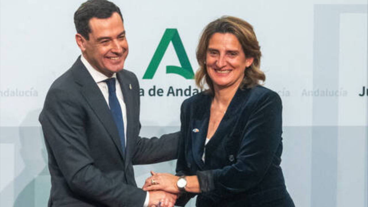 El presidente de la Junta de Andalucía, Juanma Moreno, y la ministra Teresa Ribera en Sevilla.
