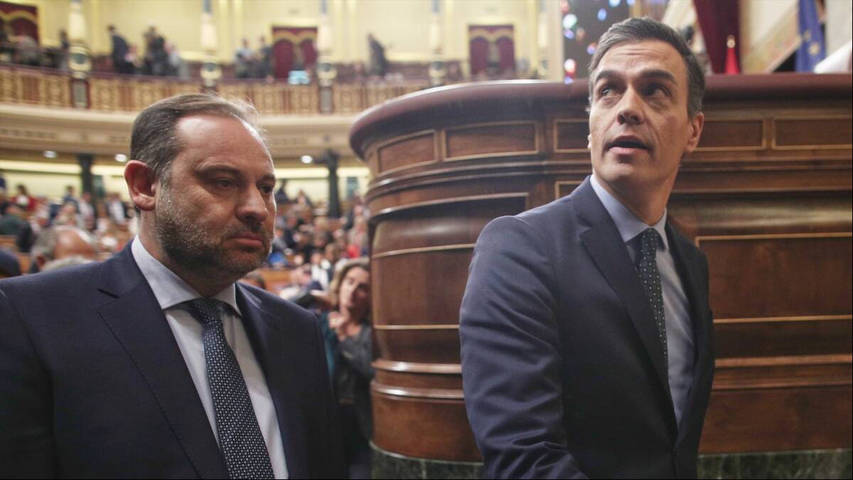 José Luis Ábalos y Pedro Sánchez salen de una sesión en el Congreso de los Diputados.