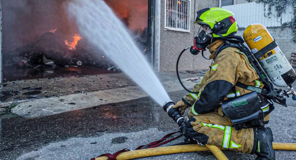 Los bomberos durante las labores de extinción del fuego