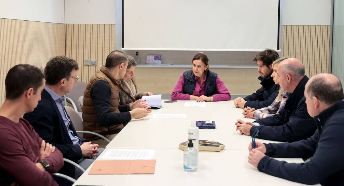 María José Catalá y miembros del equipo de gobierno municipal, reunidos en las oficinas de Tabacalera tras su visita esta mañana. 