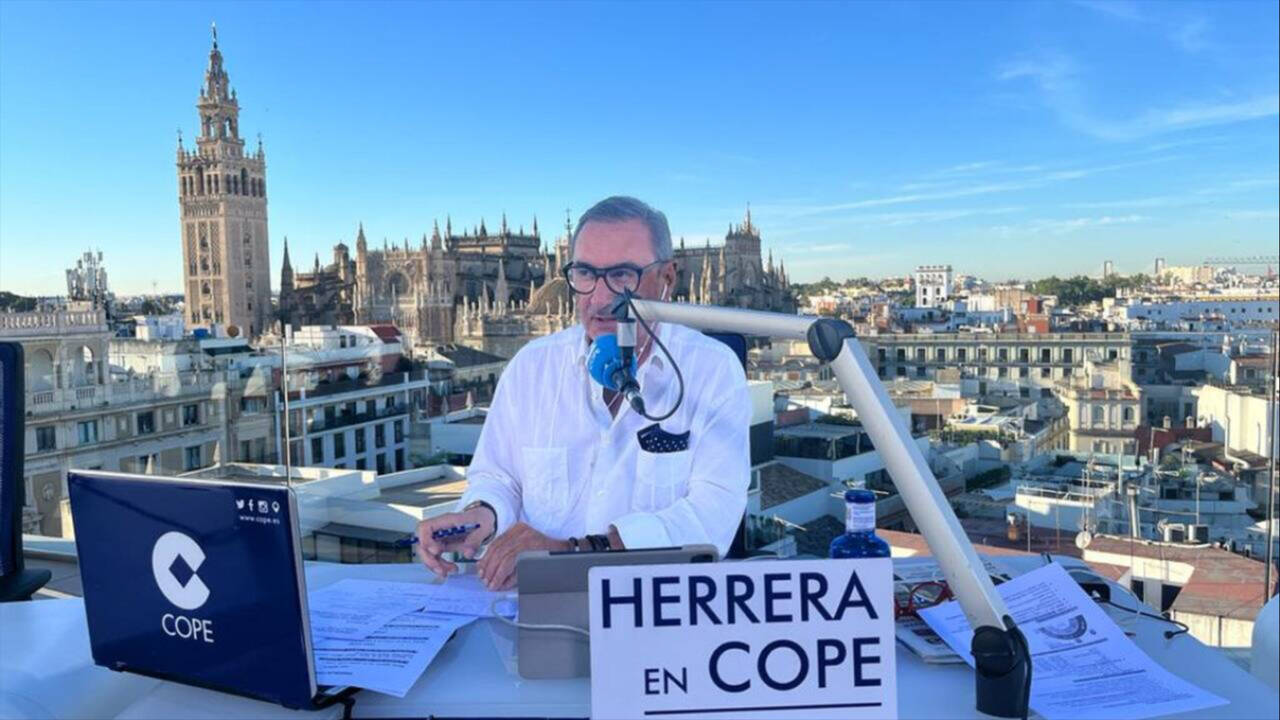 Carlos Herrera durante la emisión de un programa desde Sevilla.