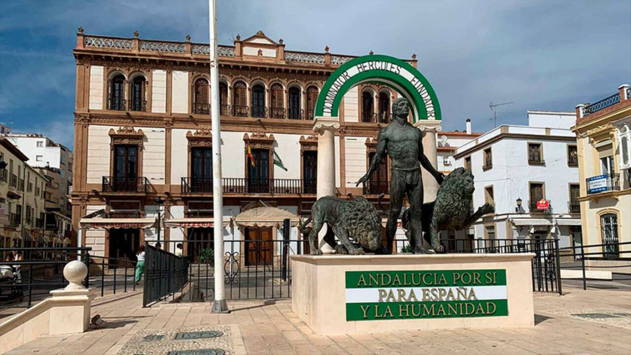 Monumento a la bandera y el escudo de Andalucía en Ronda (Málaga).