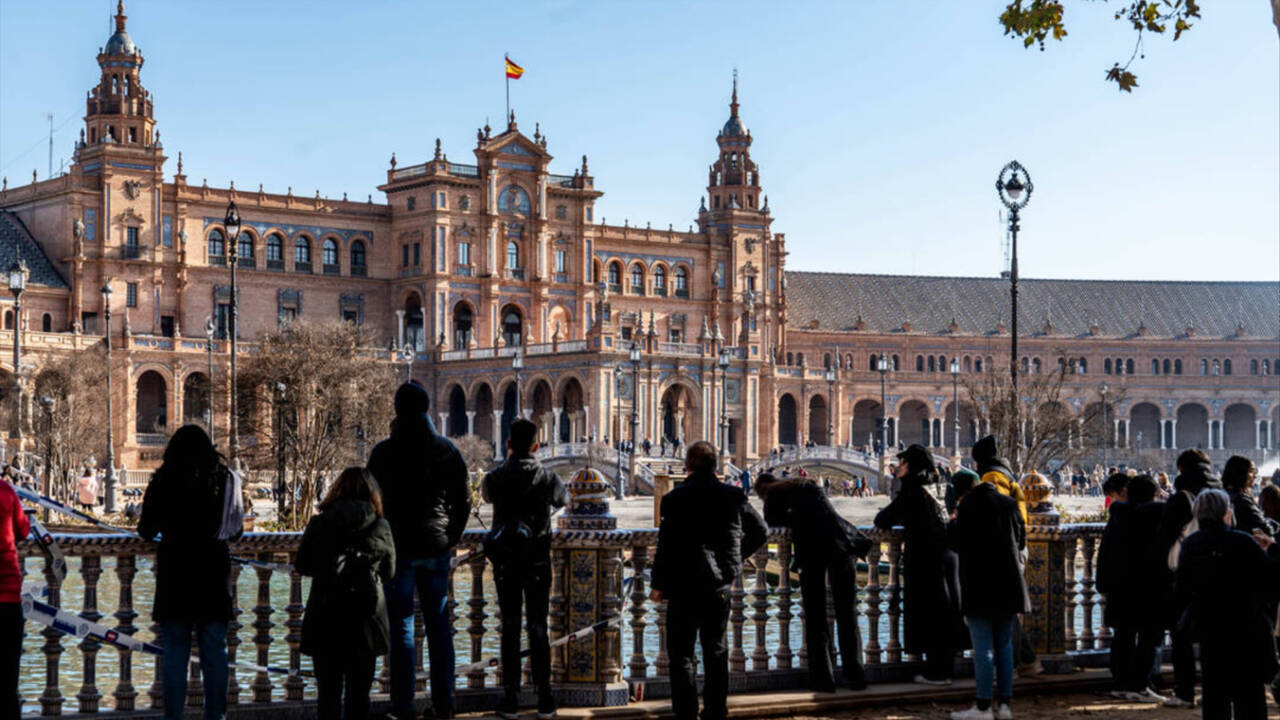 Turistas contemplando la Plaza de España de Sevilla.