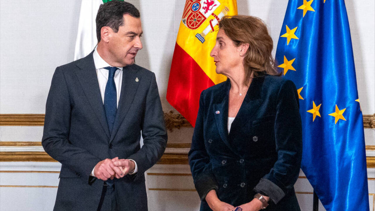 El presidente de la Junta de Andalucía, Juanma Moreno, y la ministra para la Transición Ecológica y el Reto Demográfico, Teresa Ribera.