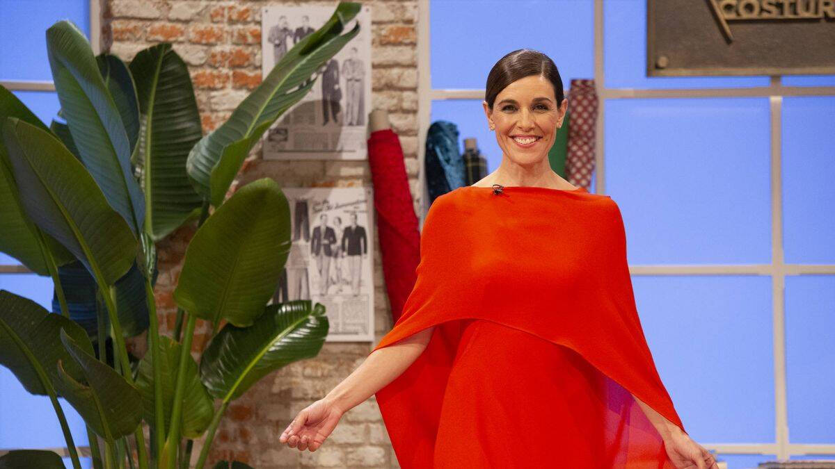 Raquel Sánchez Silva anuncia el cambio de emisión de 'Maestros de la costura'.