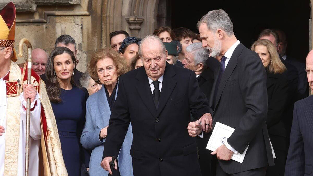 La Familia Real, a la salida del funeral por Constantino de Grecia.