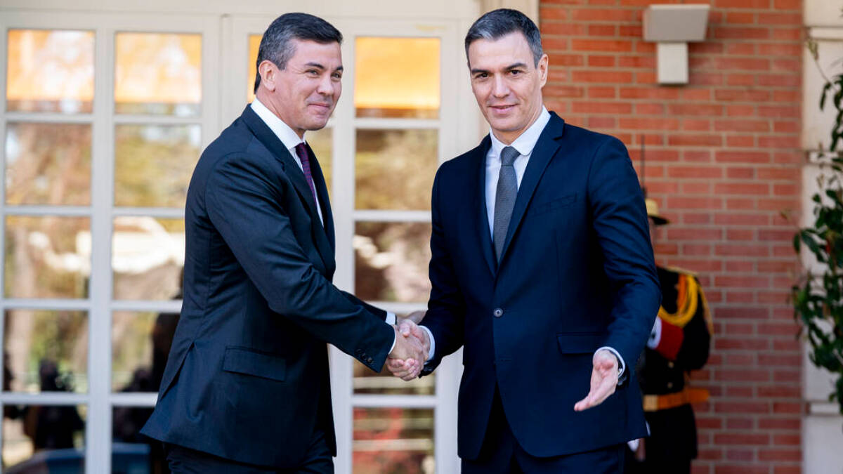 Pedro Sánchez, este miércoles en Moncloa, recibiendo al presidente de Paraguay. 