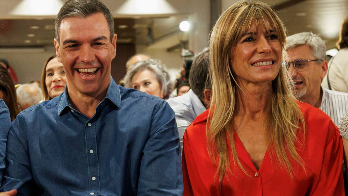 Pedro Sánchez y su mujer Begoña Gómez durante un acto del PSOE.