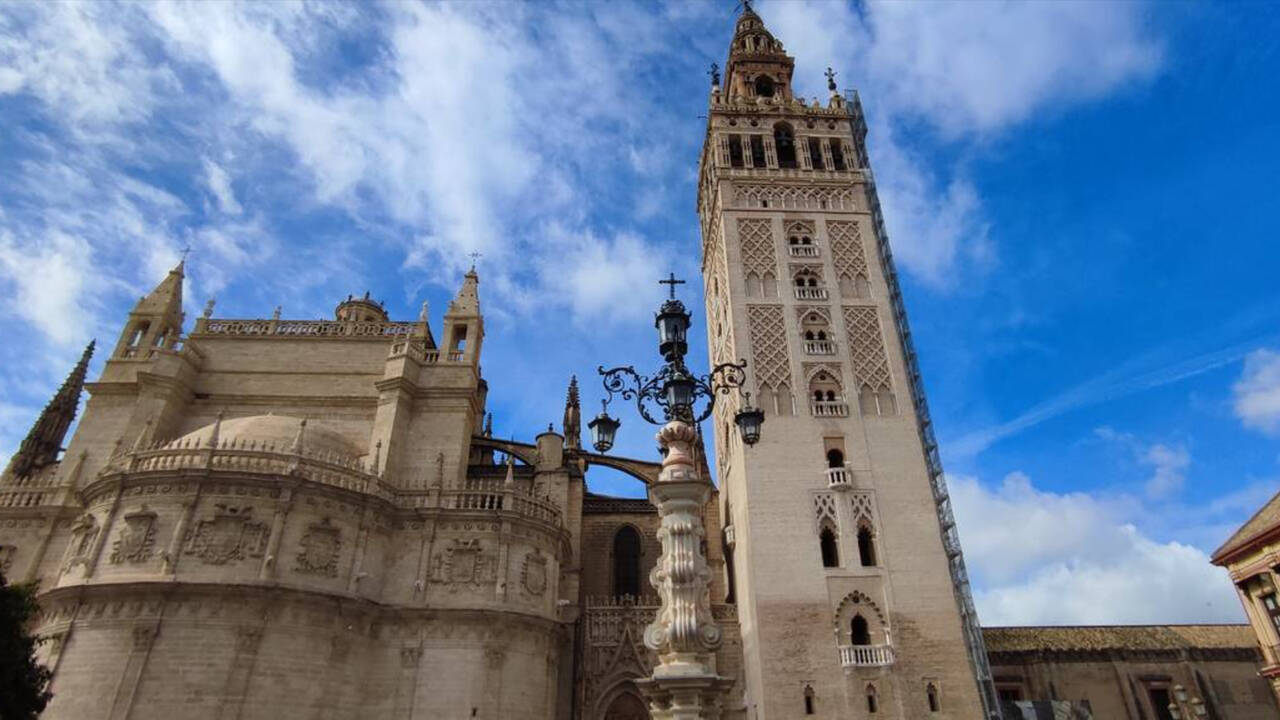Imagen de la Giralda de Sevilla con el andamio en uno de sus laterales. Foto: Mateo Herreros.
