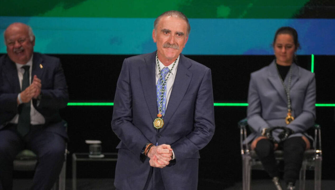El presentador Juan y Medio recibe la Medalla de Andalucía a la Solidaridad y Concordia.