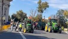 Los agricultores no cesan y llevan otra tractorada a la Delegación del Gobierno