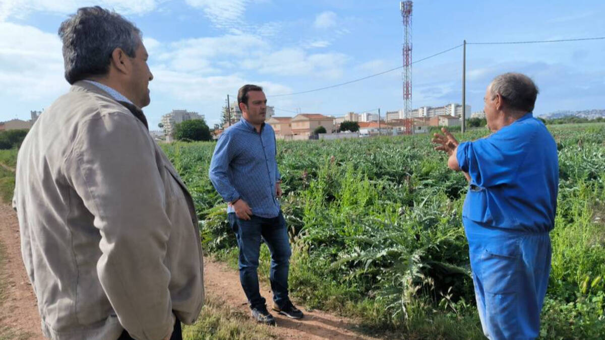 Agricultores del municipio y Miguel Castell, concejal del área de Medio ambiente