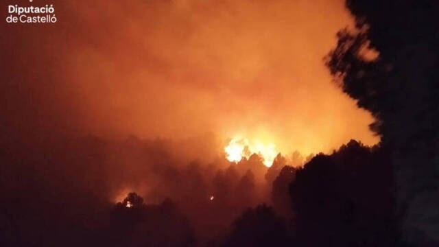 Un incendio forestal obliga a confinar a los vecinos de Toga