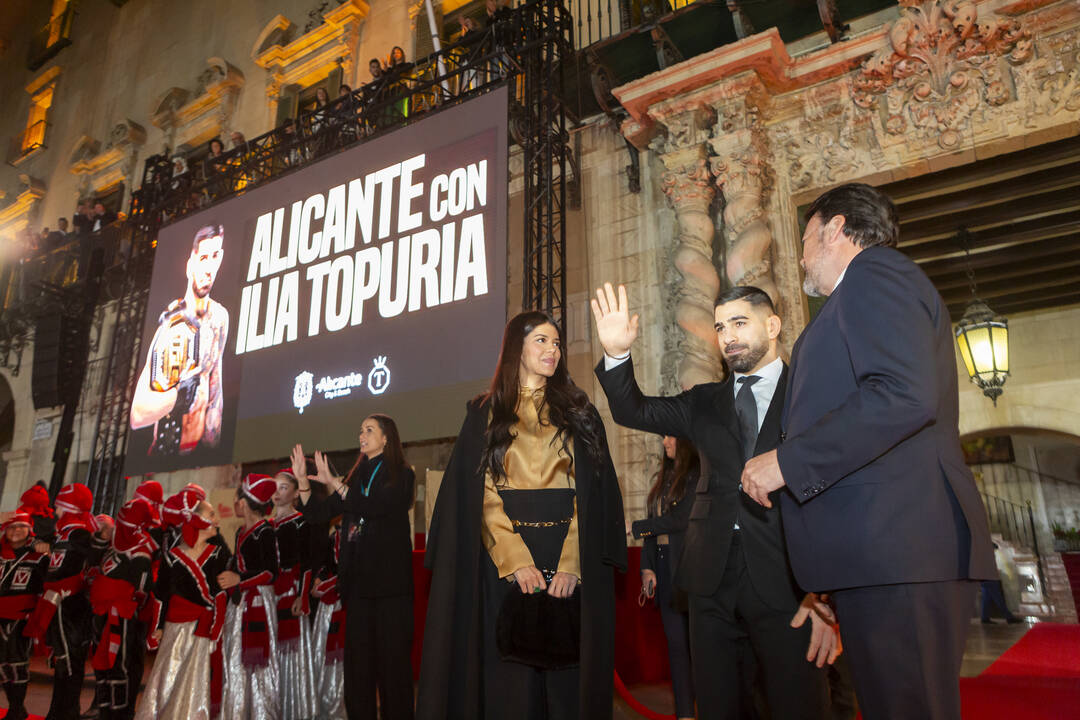 Ilia Topuria durante el homenaje con su compañera, Giorgina Uzcategui, y el alcalde de Alicante, Luis Barcala.