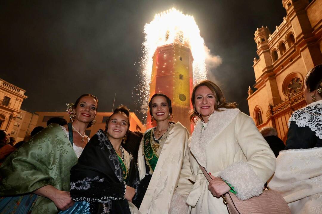 La alcaldesa, Begoña Carrasco, con las reinas de las fiestas, Lourdes Climent y Vega Torrejón.