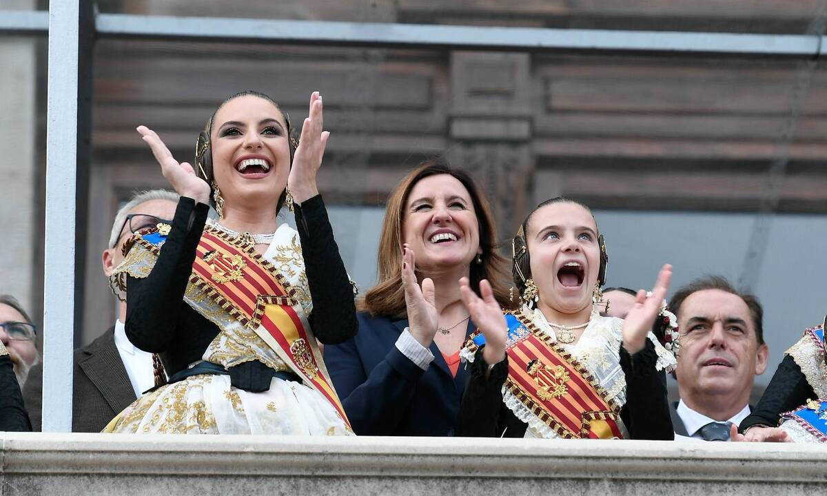 La alcaldesa María José Catalá con las falleras mayores durante una masclaetà.