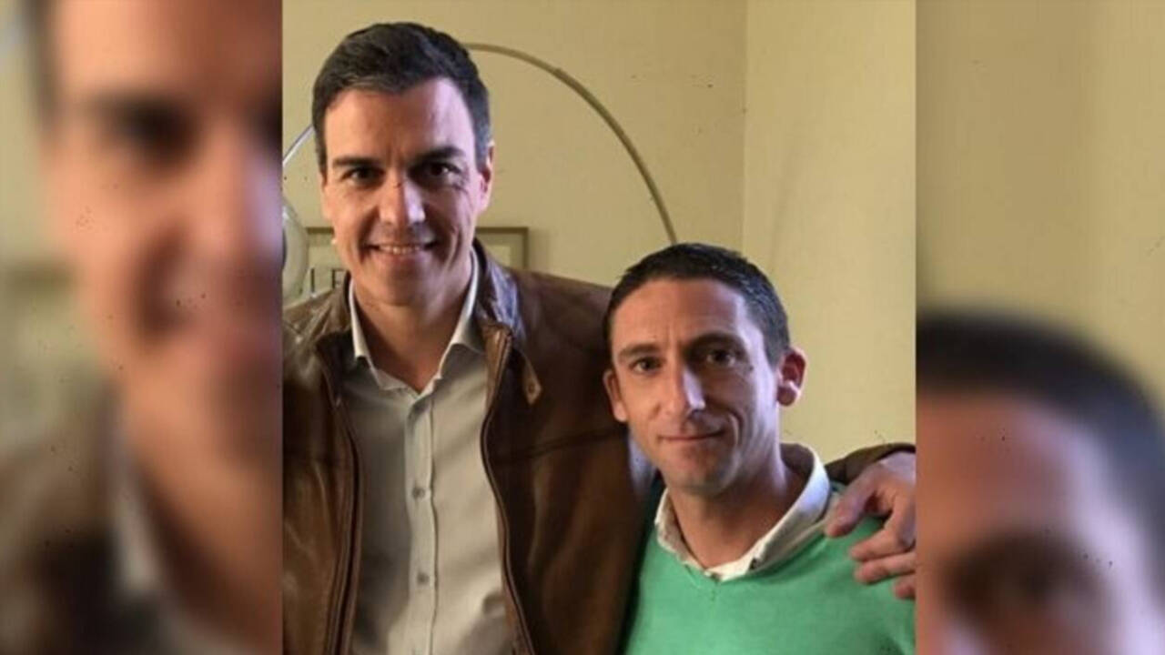 El líder del PSOE y presidente del Gobierno, Pedro Sánchez, en una imagen con Cristian Corvillo, militante del PSOE de Córdoba.
