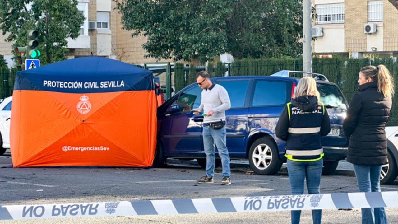 La policía investiga en el lugar del crimen, en el barrio de Santa Clara de Sevilla.