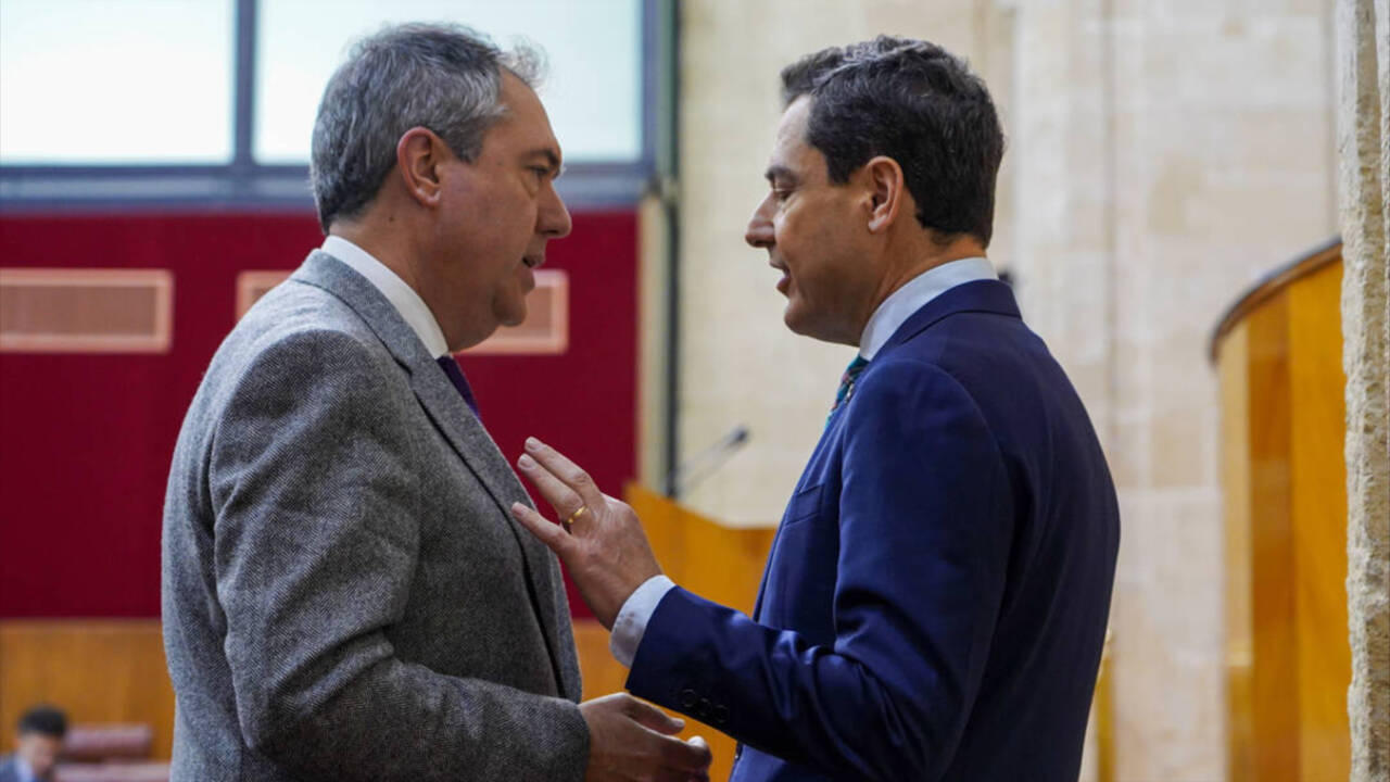 El presidente de la Junta de Andalucía, Juanma Moreno, con el secretario general del PSOE de Andalucía, Juan Espadas.