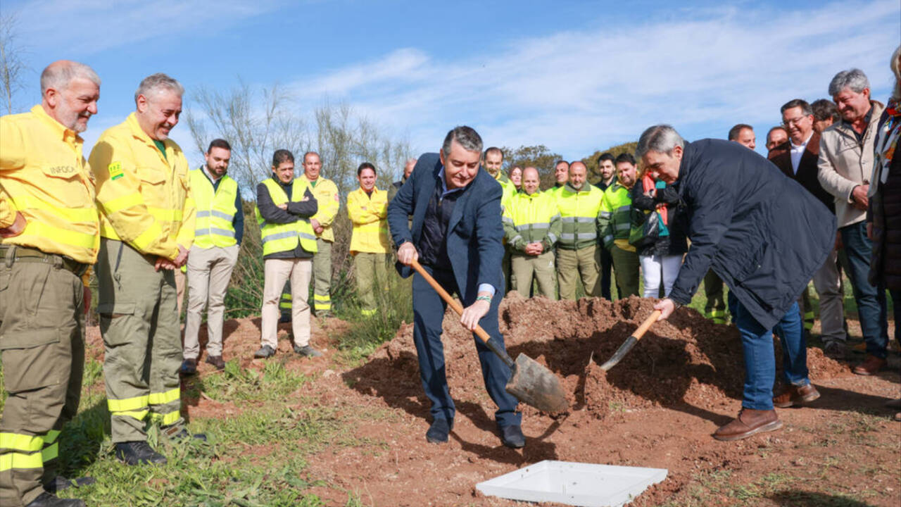 El consejero de Presidencia de la Junta, Antonio Sanz, participa en el arranque del nuevo centro de Algodonales en Cádiz.