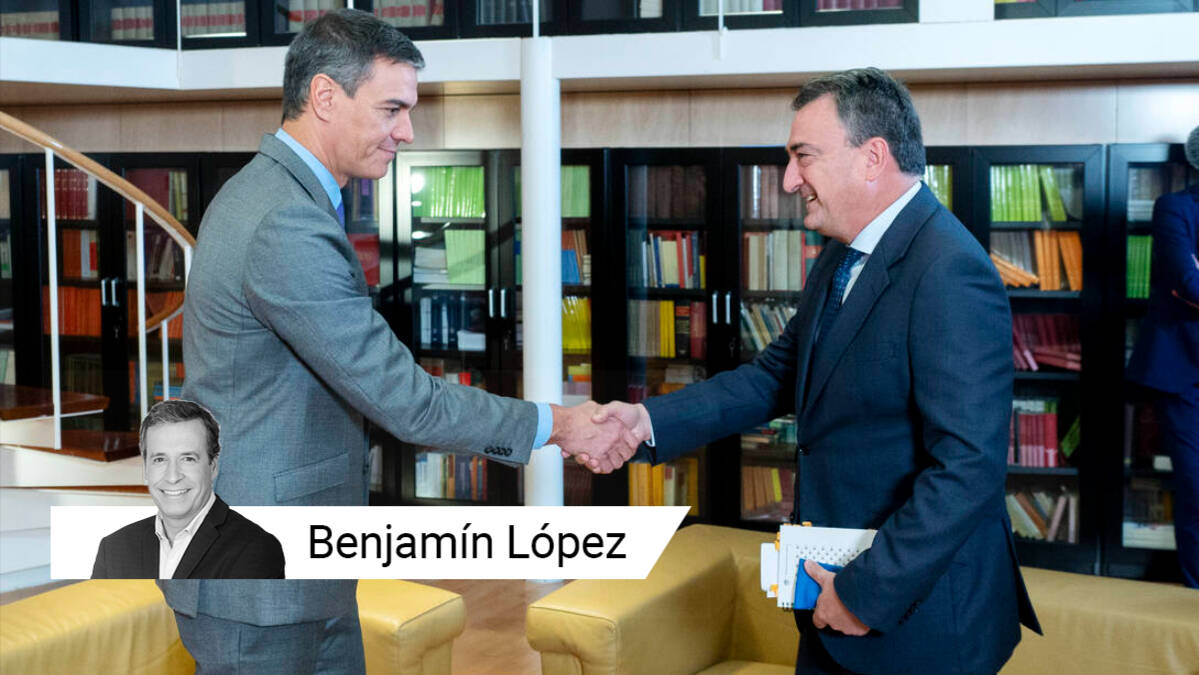 El presidente del Gobierno y líder del PSOE, Pedro Sánchez, recibe al portavoz del PNV en el Congreso, Aitor Esteban.