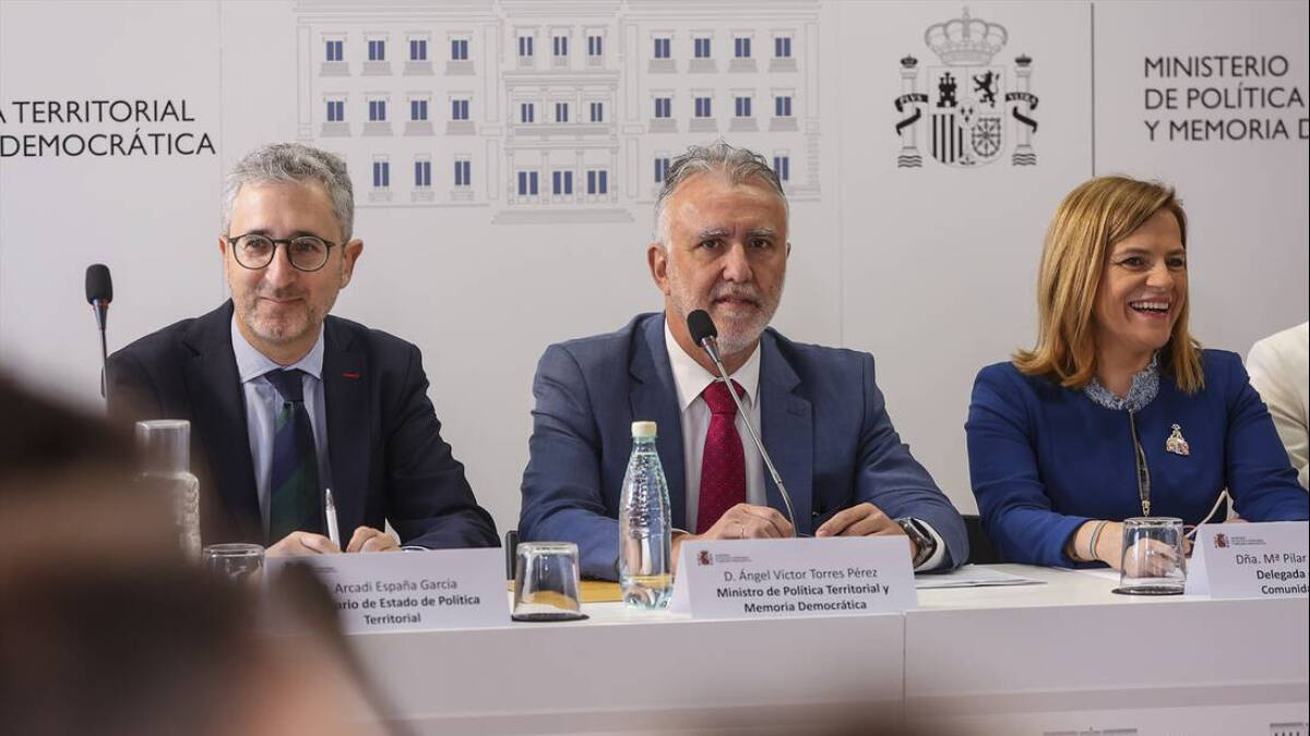 El ministro Ángel Víctor Torres acompañado del secretario de Estado Arcadi España y la delegada del Gobierno de la Comunidad Valenciana, Pilar Beernabé.
