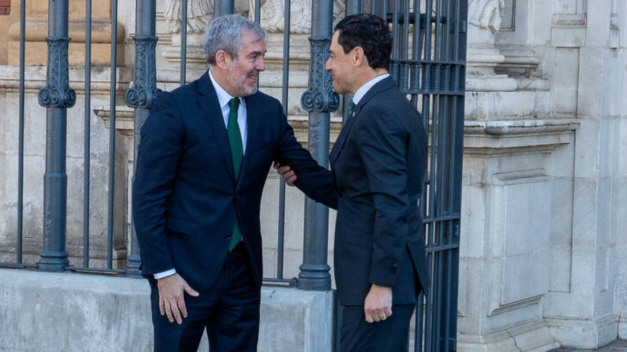 El presidente de la Junta de Andalucía, Juanma Moreno recibe al presidente del Gobierno de Canarias, Fernando Clavijo, en San Telmo (Sevilla).