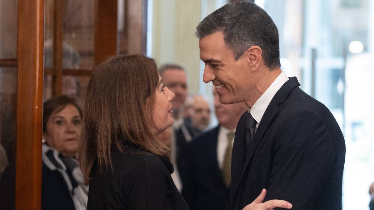 La presidentea del Congreso y expresidenta de Baleares, Francina Armengol, saluda al presidente del Gobierno y líder del PSOE, Pedro Sánchez.