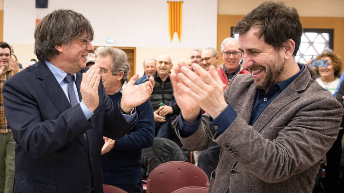 Puigdemont aplaude junto a Toni Comín