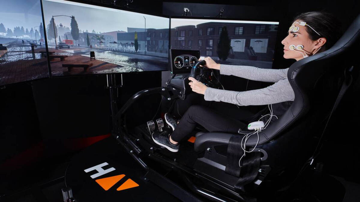 Mujer conduciendo en un simulador