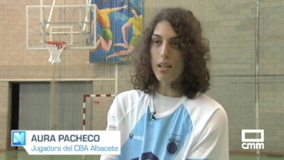 Aura, jugadora trans del Club de Baloncesto Albacete, durante una entrevista con CMM. (FOTO: CMM)