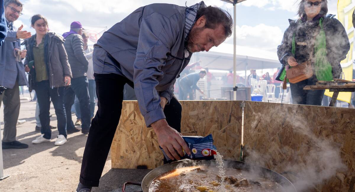 El ministro de Transportes y Movilidad Sostenible, Óscar Puente, ayuda a preparar una paella durante la Fiesta de la Logística de Valencia