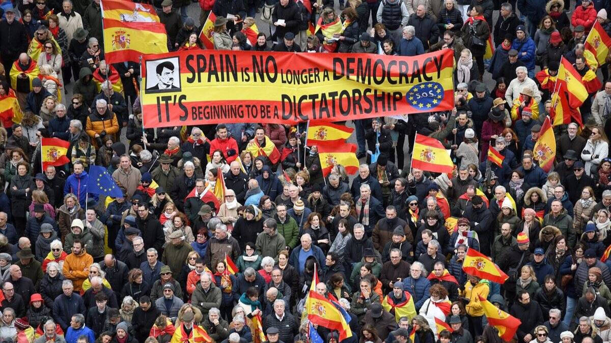 Cibeles, abarrotada de españoles gritando "no" a la amnistía sanchista