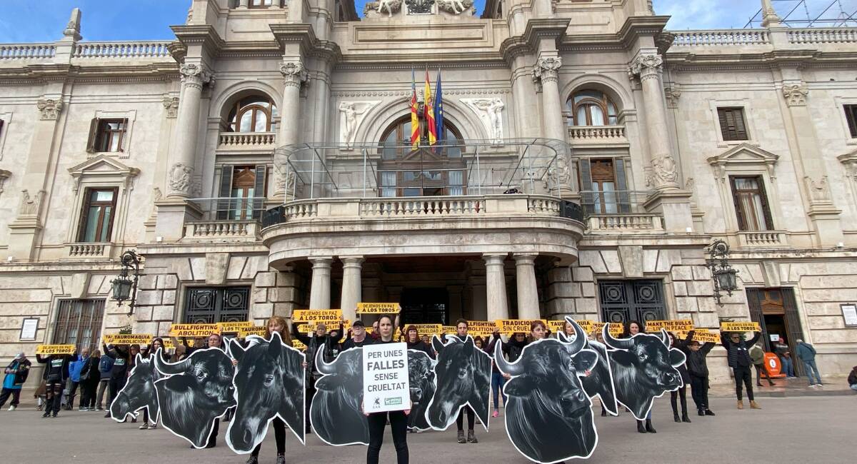 Una concentración pide acabar con la feria taurina de las Fallas y critica que se "torturen" animales por "tradición"