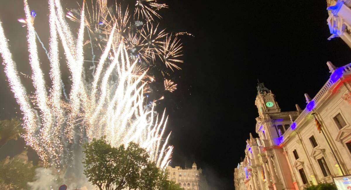 Castillo de fuegos artificiales en la plaza del Ayuntamiento de València