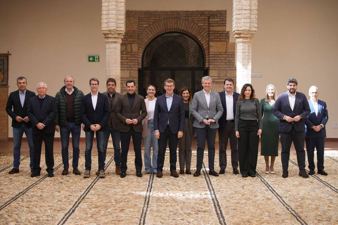 Los presidente autonómicos del PP con el líder del partido, Núñez Feijóo