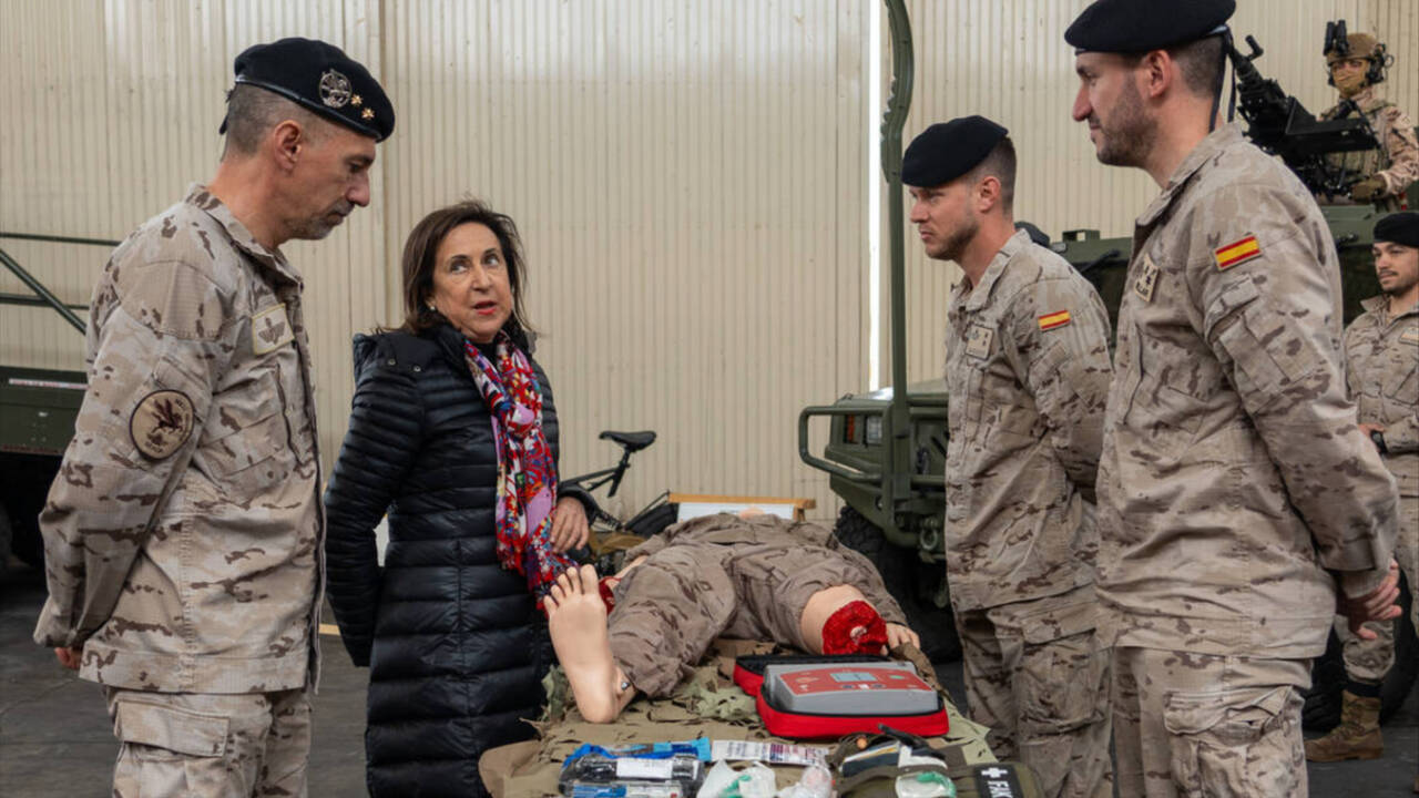 La ministra de Defensa, Margarita Robles, con militares en la visita a la Base Aérea de Morón, Sevilla.
