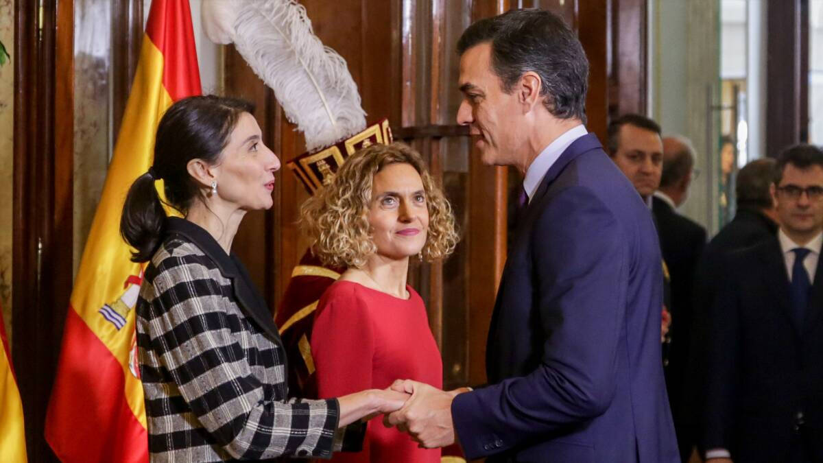 Pedro Sánchez saluda a la por entonces ministra de Justicia, Pilar Llop.