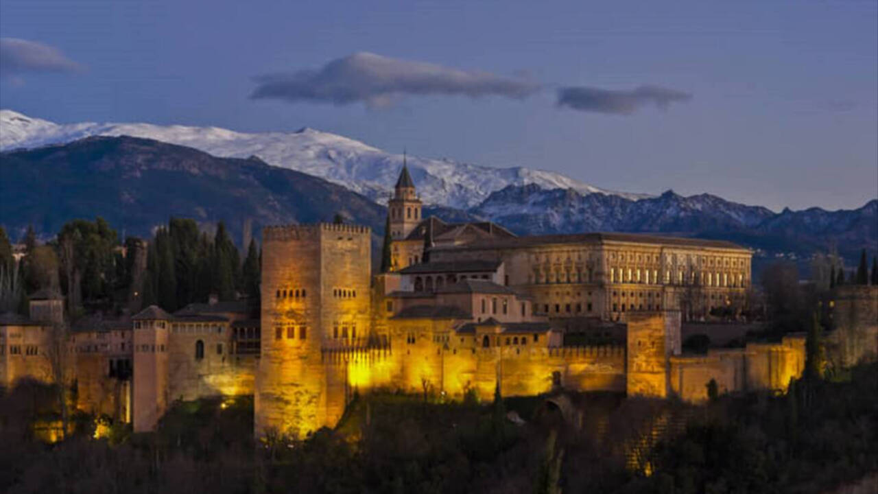Imagen de la Alhambra con Sierra Nevada de fondo desde el mirador de San Nicolás, Granada.