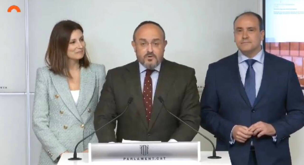 Alejandro Fernández (centro) con los diputados del PP catalán