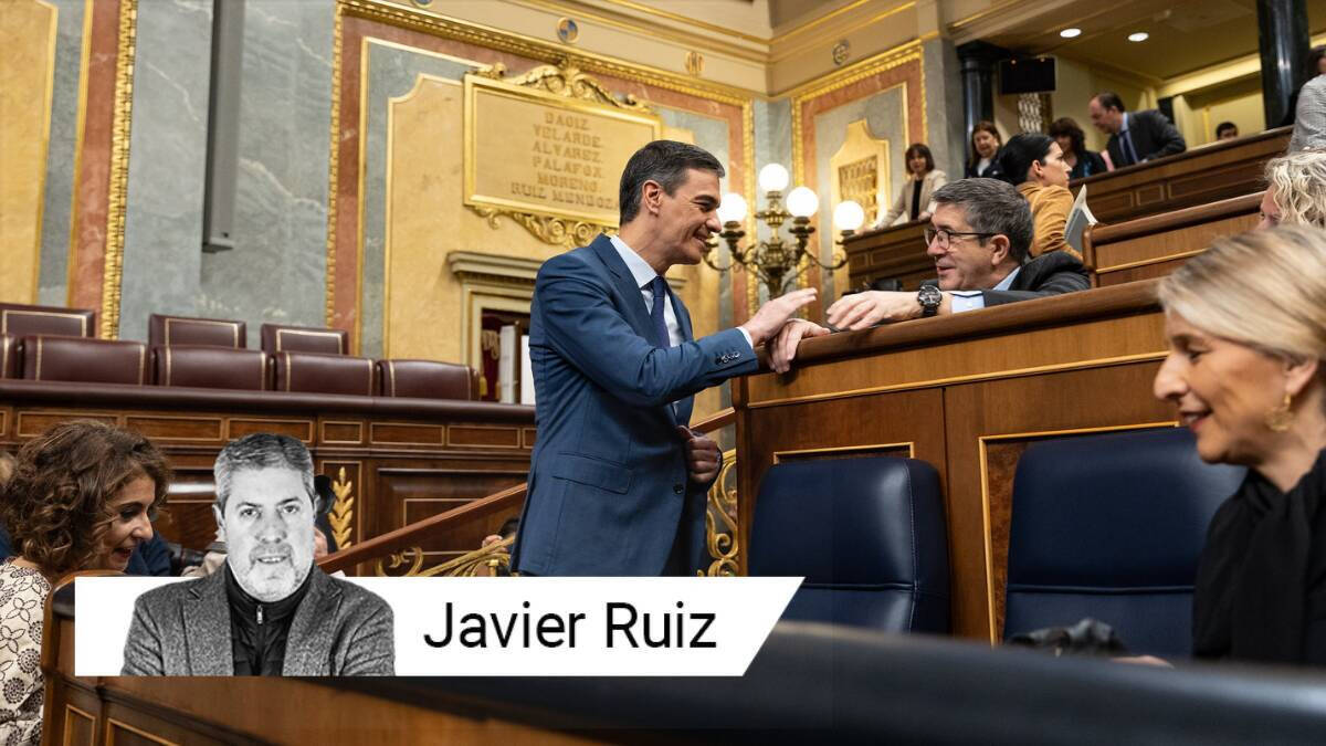 El presidente del Gobierno, Pedro Sánchez, charla con su portavoz Patxi López en el Congreso, con Yolanda Díaz a su lado.