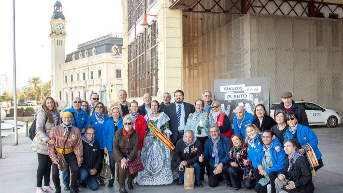 Visita de emigrantes valencianos al edificio del reloj