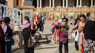 La tasa turística ya está sobre la mesa de negociación en Andalucía