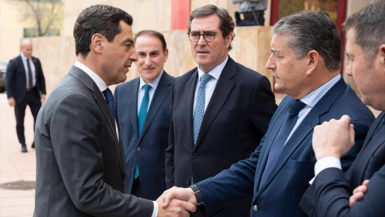 El presidente de la Junta, Juanma Moreno, con el consejero Antonio Sanz y los representantes de las organizaciones empresariales.